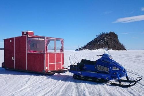 magicalhometoursandstuff:Um, this is Esko’s cabin in Finland, where you can stay for a whopping 趮 per night. Apparently, Esko tows it out to the middle of a frozen lake.It’s heated, with a double bed and a loo. The attraction is to watch the Northern