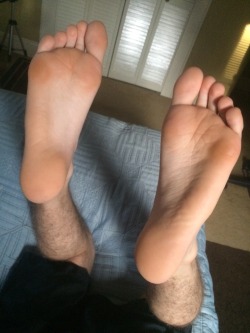 I would love to suck those toes & lick