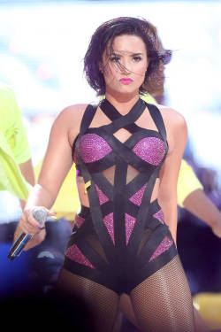 Demi Lovato - MTV VMA 2015. ♥  Oh wow. She looks amazing. I love it when she makes as stern face, so sexy and such a turn on. ♥ 