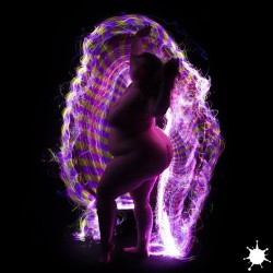 Light wave silhouette with @unskinnyshero  #lightpainting #longexposure #curves #plusmodel