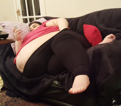 mmak001:  beast-bonnie-sama:  porcelainbbw:  This is a picture my boyfriend took showing just how much I spill over our piddly 2 seater couch! Some serious lounging