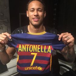 fzneymar:  07.12.2015 Neymar#repost #instagram @ribeirowagner •••Presente do Neymar Jr para a recém nascida Antonella , filha do @krisscorso e @tacirto . Seja bem vinda minha norinha!!!7/12/15