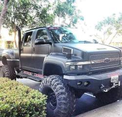 mud-on-the-tires-kinda-girl:  indiana-country-boy:  Holy shit I want this truck!!  wyanrard