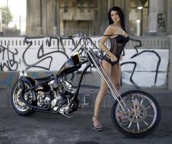 chicksandchoppers:  Almost Friday Fuckers!