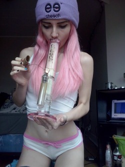  Let Me See That Bong! http://www.suicidebetties.club/Crazy8/Weed-Girls