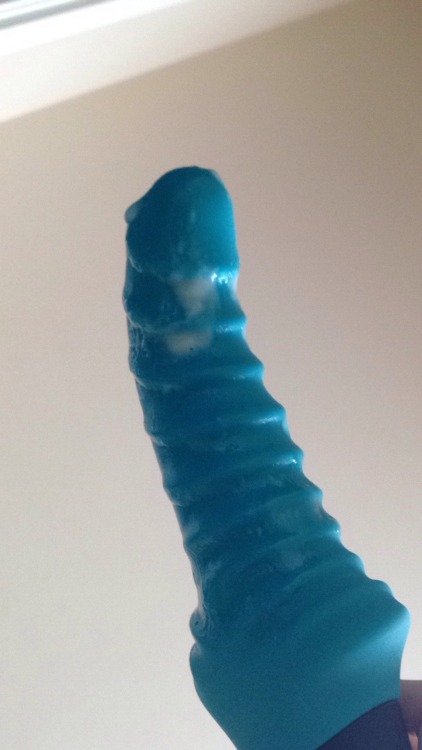 miaotutu:  这款蓝色的玩具就是之前提到过的stronic drei～ 德国fun factory出场的具有脉冲感觉的自慰棒～ 因为这个玩具是脉冲前后动而不是振动 所以很不适合在外阴使用 但是插进去的话比振动的按摩棒好多了=ω=