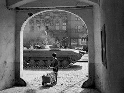 diannefeinsteinvevo:  collectivehistory:  A child watches as Warsaw Pact tanks invade Czechoslovakia, August 1968  BMPs are technically IFVs tho 