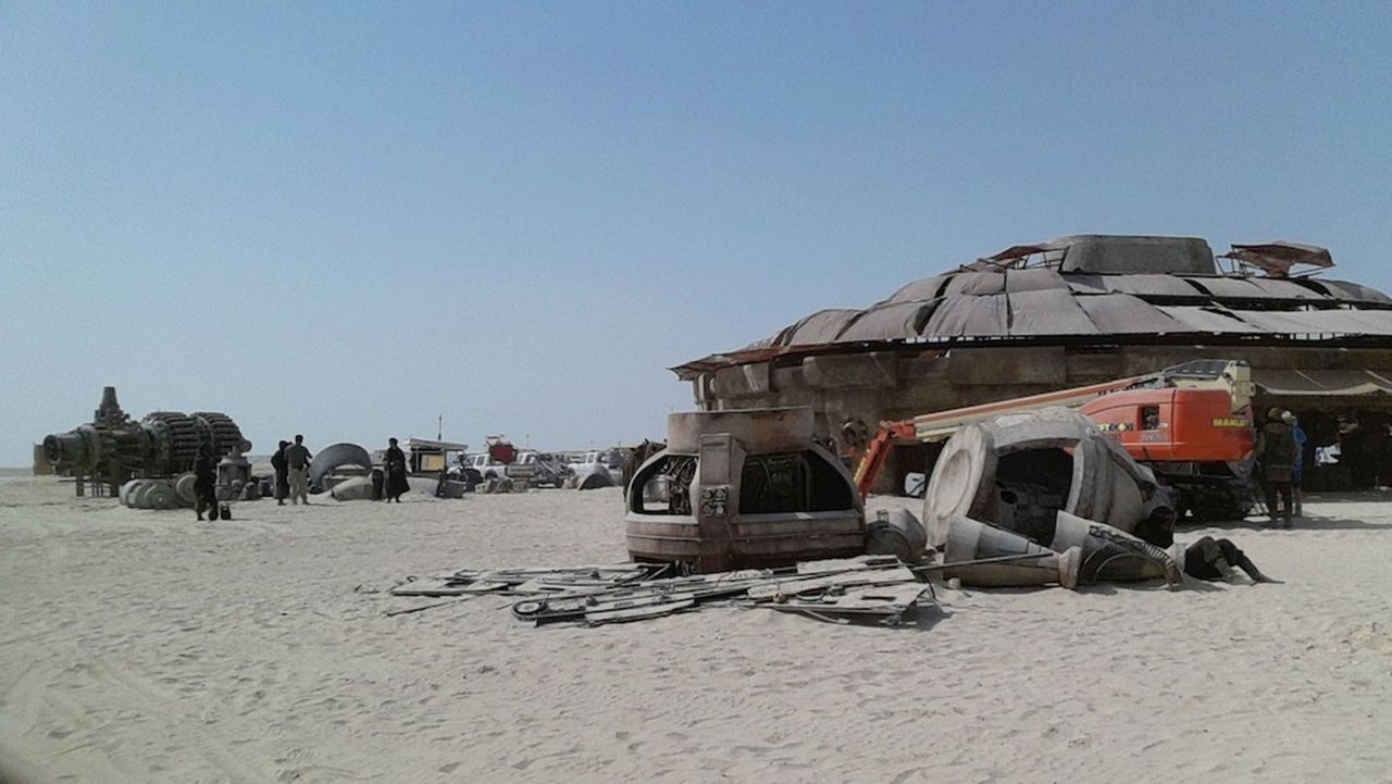 deathstarwaltz:  Behind the Scenes: Star Wars Episode VII set in Abu Dhabi 