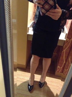 All dressed up for a date…..love those pumps and skirt!