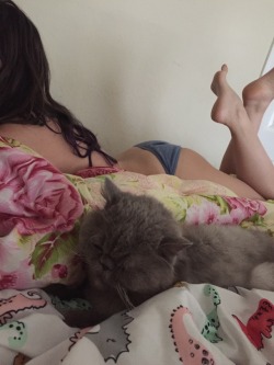 alexinspankingland:  Waking up with @badlilblubunny and my cat in my bed this morning didn’t suck