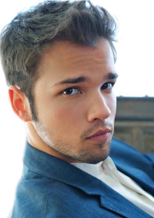 hedgemont:phagotcyte:It always feels so wrong seeing how HOT he got  Nathan Kress  