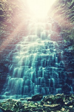 0ce4n-g0d:  sunbeams waterfall by Sean Gladwell