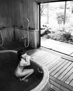 Japanese onsen, via oguro.keita  奈良県 洞川温泉「紀の国屋甚八」大峰山の麓、独特の雰囲気が漂う洞川温泉。創業300年を越える老舗宿の貸切風呂です。  