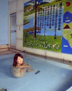 Japanese onsen, via oguro.keita  北海道 蟠渓温泉「伊藤温泉旅館ひかり温泉」の混浴の大浴場今年の10月31日で、明治16年に創業・蟠渓温泉で一番古いお宿が134年の歴史に幕を閉じます。あと僅か3ヶ月。思い出を残すラストチャンスです。