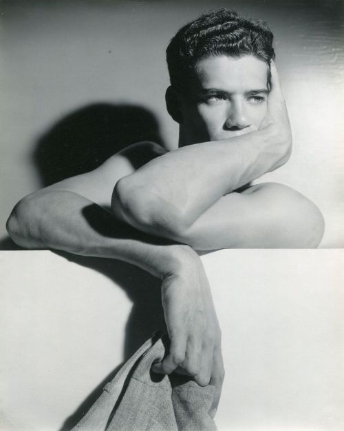 beyond-the-pale:    George Platt Lynes, Robert McVoy, Ballet Dancer, 1941   