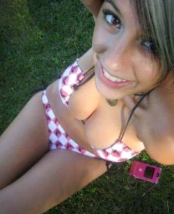 onlickerboo:  Hot cleavage picture http://is.gd/CpmSFBndHS2kxFH