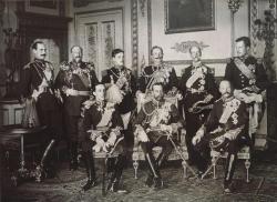 Nine European kings stand in one photograph. During May of 1910, the royalty of #Europe gathered in London to mourn the passing of King Edward VIIStanding from left to right are: King Haakon VII of Norway, Tsar Ferdinand of the Bulgarians, King Manuel