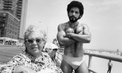 porto-riquenho: Angel and Woman on Brighton Beach, 1976.Photograph: Arlene Gottfried/Daniel Cooney 
