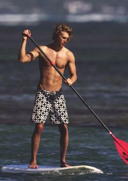 male-celebs-naked:  Austin Butler 1See more here