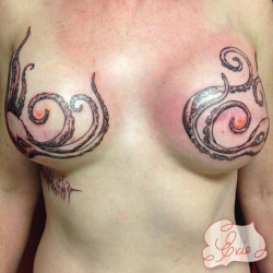 genderphobia:  showpigeon:  Post-mastectomy, post-reconstruction tattoo, from a design by the wearer’s artist friend. Note, the nipples are not real, they are part of the tattoo. By Evie Yapelli, showpigeon.com  this is lovely 