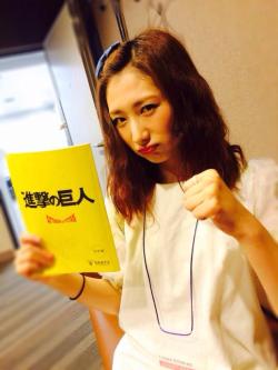 Takeda Rina (SnK Live Action’s Lil) poses with one of the film’s scripts!She is also one of the key characters in dTV’s SnK drama mini-series!