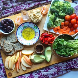 cosmicwolfmama:  time-flies-so-high:  happyvibes-healthylives:  Had myself a random smorgasbord dinner- apples, oranges, olives, roasted peppers, avocado, hummus, garlic confit, fresh herbs, ️raw veggies, fresh bakery bread and olive oil w/herbs to