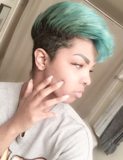 goinghoste:  Dyed the top half of my hair blue yesterday! I’m really happy with this new look!