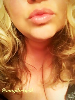 monchichitamberine:  Kissy lips on Mouth Monday ~ DD 💋  Omg @omgdirtydd!! Gorgeous chicky!   Mouth 💋
