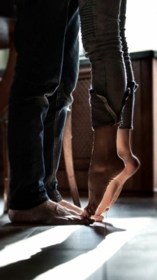mylovewithouthim:Tip toe kisses.