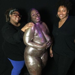 Wrapping up our #curvy #bodyglitter shoot with @therealmsgottalottabody