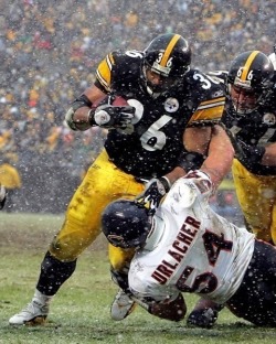 braden-knows-sports:  In this play one of the Steelers all time bests in Jerome Bettis bulldozes one of the best linebackers in recent NFL History in Brian Urlacher. Older picture but a truly great one.