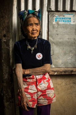 purplecloudcenter:Captivating photo of a 94yo tattoo artist who lives deep within the depths of the Philippines. Her name is Fang (Whang)-Od. Those tattoos are traditional Filipino tribal designs, an art form dating back to the pre-Spanish occupation.For
