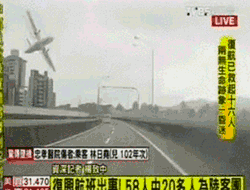futubandera:  Impresionante accidente aéreo en Taiwan, se cree que a causa de un fallo en el motor izquierdo del avión. Por el momento, han resultado heridas 15 personas y 23 han fallecido. Se ve como al caer el avión impacta una ala con el coche