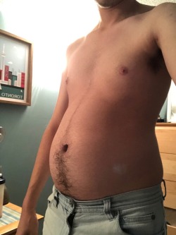 keepembloated: consumeultima:  Standing 2.0  Nice tummy! 