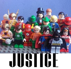 thehappysorceress:  thelegoman:  Lego JUSTICE! -Alex Ross INSPIRED  !!! I have the Ross image on a messenger bag that I use as a purse. Now I want the Lego line-up, too!