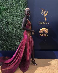 dopeeeeeeshxt:  Nyakim Gatwech at the 2018 EmmysDesigner: laviebyck  Love the hair and the contrast with the skin