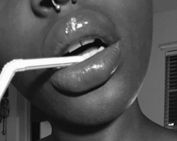 likewasabi:BLACK LIPS  So sexy- just want to bite it