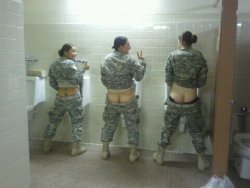 urinalchicks:  army girls know how to pee like a guy