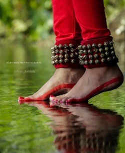 feetanklets:  Reflection 💖 . Click by @ab_hishek_ms  . Model @_b.l.u.e_a.n.g.e.l_  . #photography #indianphotography #keralaphotography #chilanka #traditional #incredibleindia #green #red #makeup #beauty #keralafeet #kerala #mallufeet #mallu #malayalam