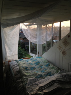 jenesaypah:  Immie’s bed (most perfect place/room ever)