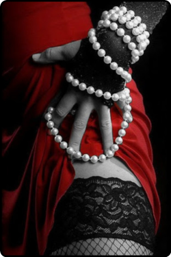 mistymorrning:  black lace and pearls… 