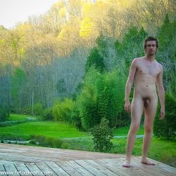 bodyelect:  Male nude outdoors        by Felixdeon