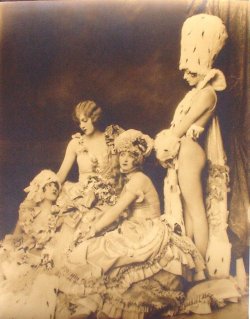 vintage-juene-femme:  damsellover:Ziegfeld girls, 1920′sV-j-f 