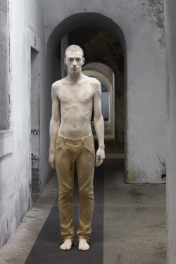 sixpenceee:  Realistic wood carvings by artist Bruno Walpoth