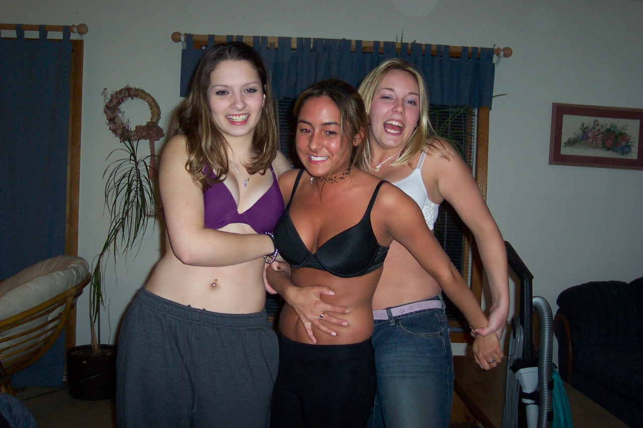 stripgamefan:  First sequence in a particularly awesome Strip Poker set: Getting