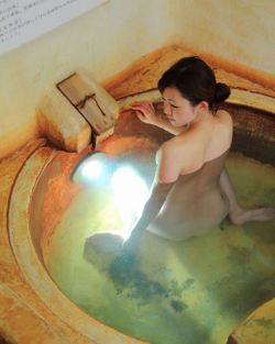 Japanese onsen, via oguro.keita  大分県 長湯温泉「ラムネ温泉館」家族風呂の源泉浴槽。炭酸のアワアワがライトアップされているのでちょっと楽しいです。泡付きは予想外に少な目。  