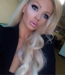 bimbobuildingblox:  hotpinkbimbo:  The lips are amazing but her blank stare is unbelievable. So mindless. Another thing I must practice.  This is probably the ultimate bimbo face. Flawlessly made up. Subconsciously pouting. Thousand yard stare. She is