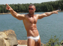 speedoussiebunnikehunks:  Very nice package to look at–very sexy in white!. Even better if the speedo was wet!