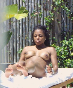 naturistelyon:Sunbath with Janet Jackson !Bain