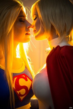 nude-superheroines:Kryptonian kiss